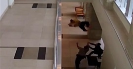 بالفيديو.. متهم يحاول الهرب من قاعة المحكمة بطريقة مروعة
