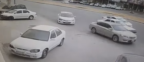بالفيديو .. لحظة هروب قائد مركبة بعد اصطدامه بسيارة أخرى