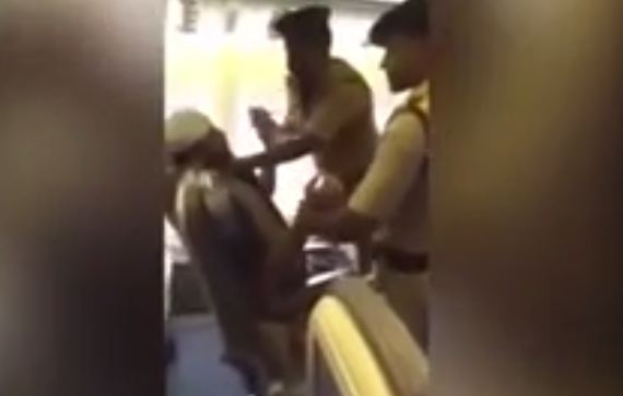 ‫#تيوب_المواطن :شاهد ماذا حدث لمسافر هندي رفض ترك مقعده !
