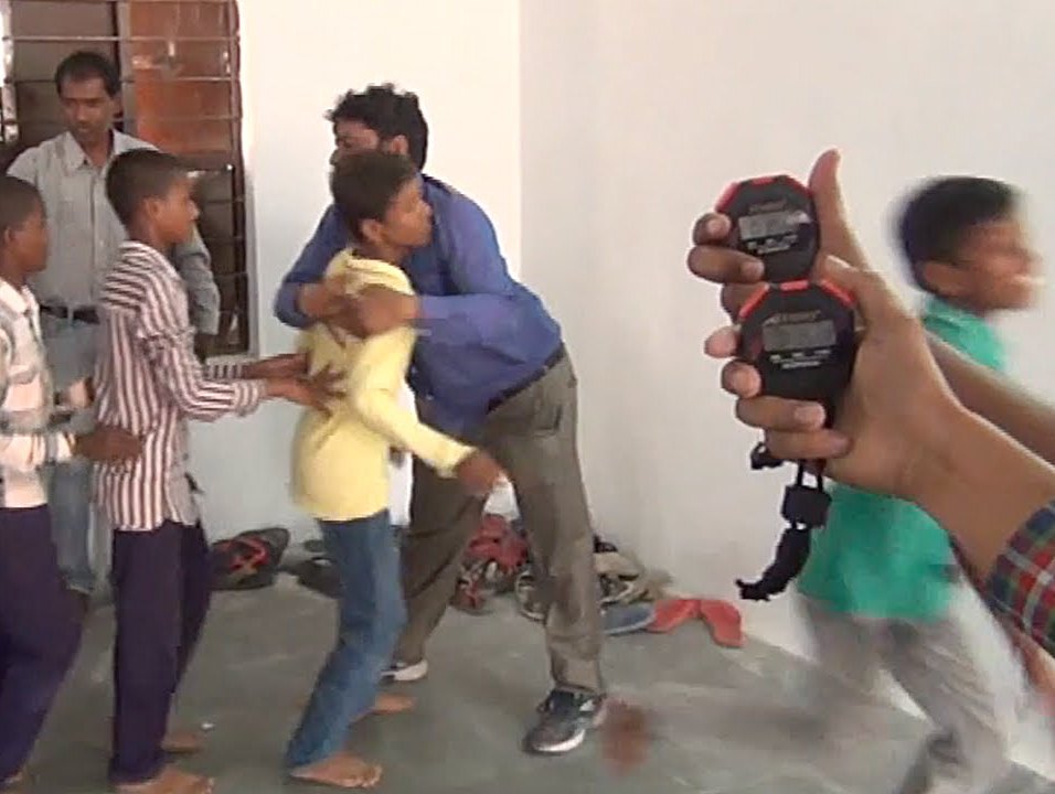 بالفيديو .. هندي يعانق 79 شخصا في دقيقة واحدة