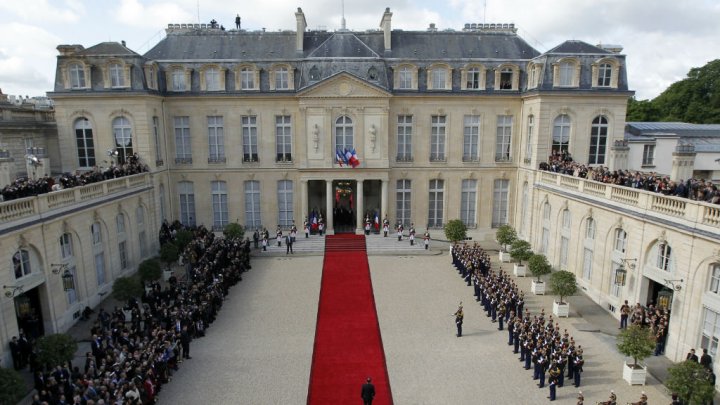 هولاند يسلم السلطة إلى ماكرون الأحد كثامن رئيس لفرنسا