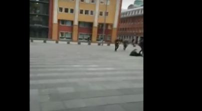 بالفيديو.. الرياح القوية تطيح بالمارة في هولندا