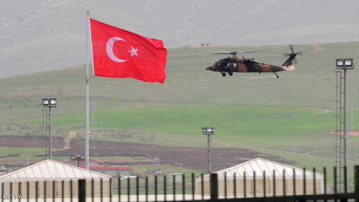 اصطدمت بـ “خط كهرباء”.. مقتل 12 جنديًا تركيًا في تحطم هليكوبتر عسكرية