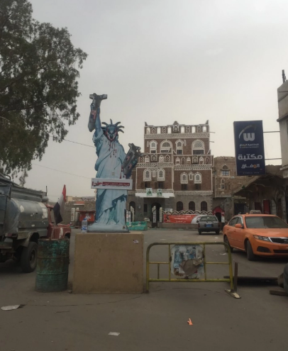 واشنطن بوست ترصد تشويه الحوثيين لجدران السفارة السعودية في صنعاء (5)