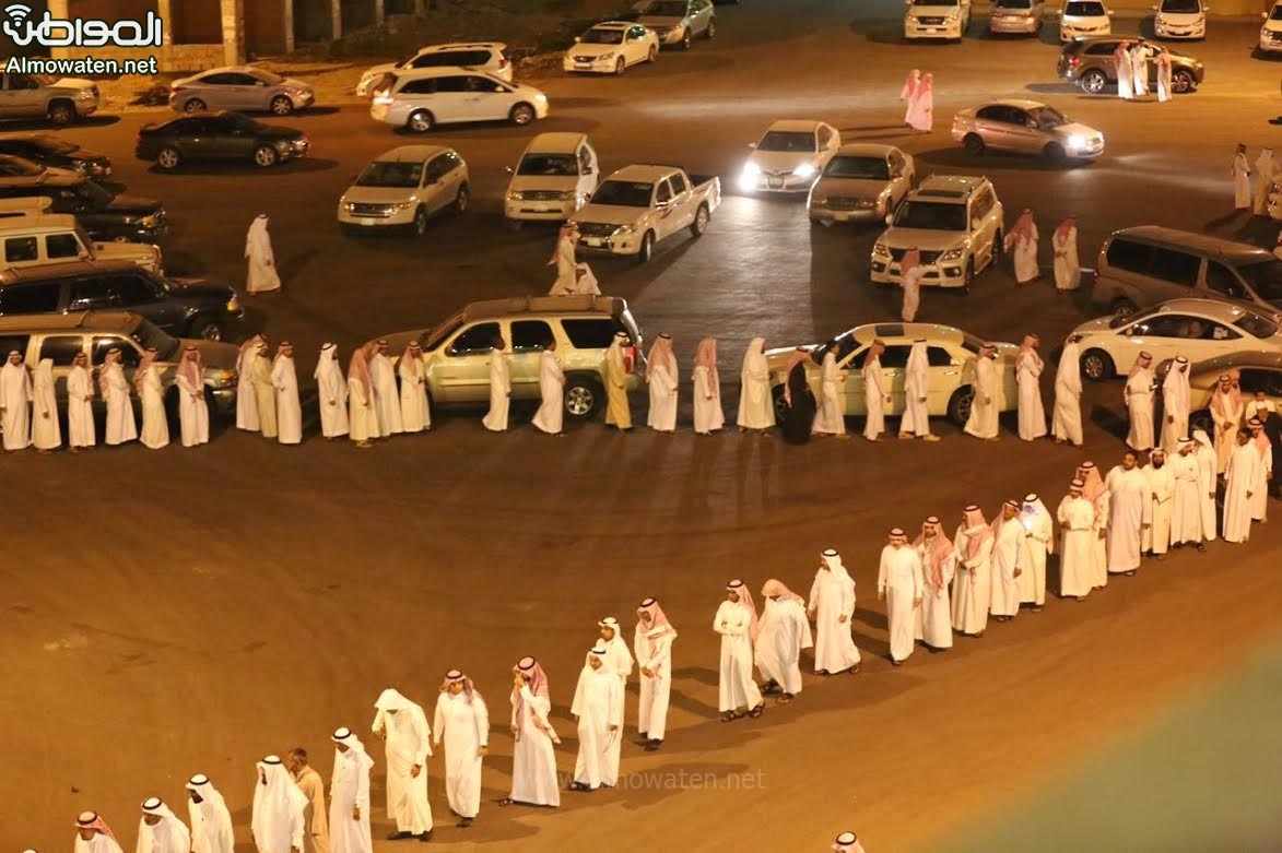 مشهد مهيب .. “طوابير” عزاء في والد الشيخ صالح المغامسي