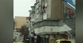 فيديو مروع.. شاب يلقي والده من النافذة بعد مشاجرة بينهما 