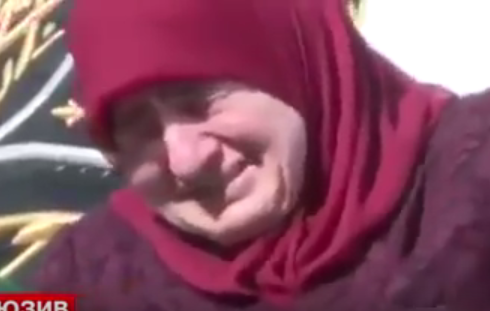 ‫فيديو متداول : والدة رئيس الشيشان تنهار باكيةً بعد دخول الكعبة‬