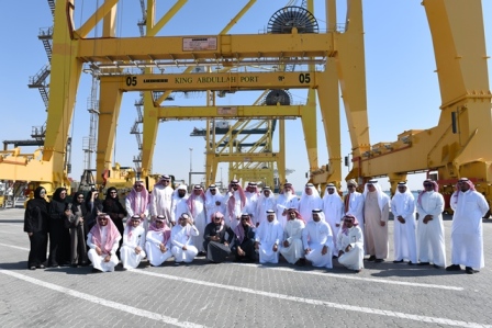 بالصور.. وفد من الكتاب والمثقفين والإعلاميين يزور ميناء الملك عبدالله