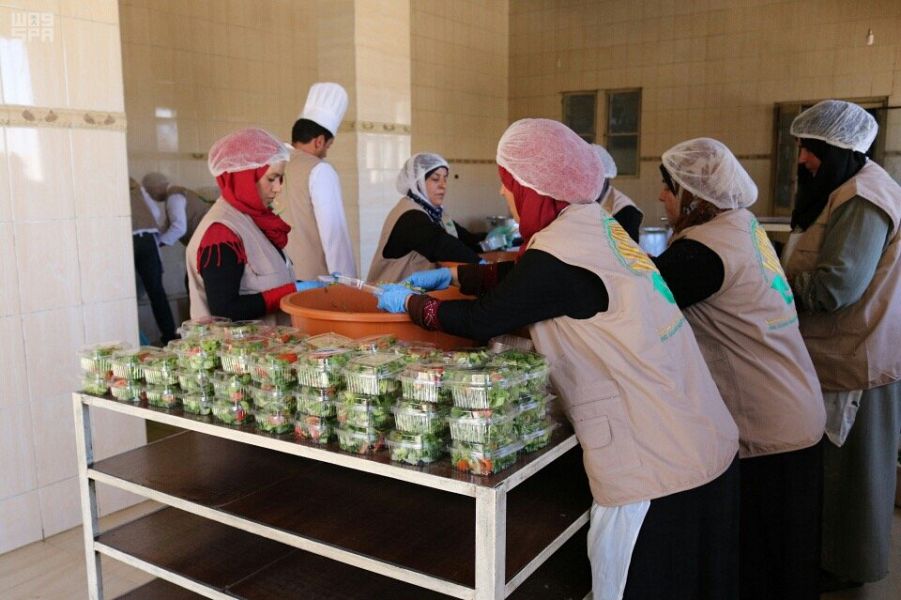 بالصور.. وجبات إفطار لـ 90 ألف لاجئ سوري في لبنان من مركز الملك سلمان للإغاثة