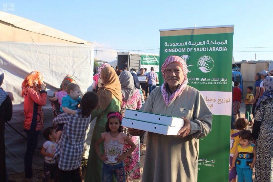 12 ألف سلة رمضانية للأشقاء السوريين بمخيم الأزرق من الحملة الوطنية