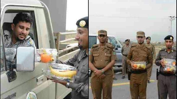 بالصورة .. رجال شرطة جازان يوزعون وجبات الإفطار على المرابطين