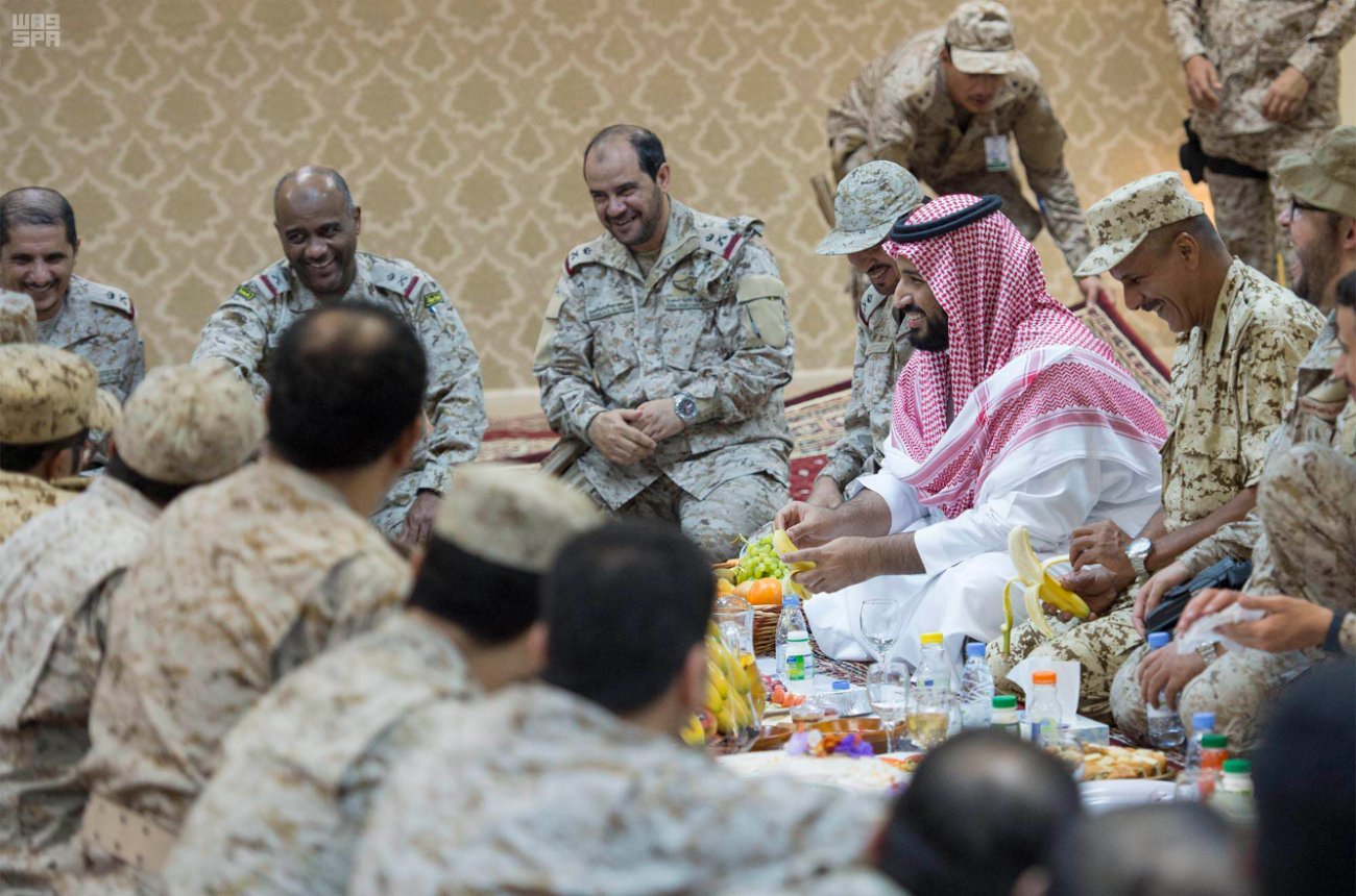 بالصور .. ولي ولي العهد يتناول الإفطار مع منسوبي التحالف بالحد الجنوبي