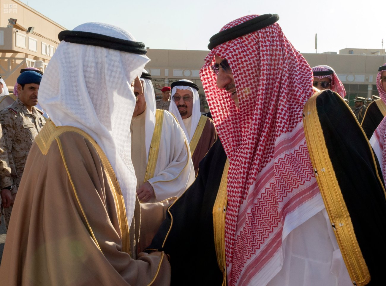 رئيس وزراء البحرين يغادر الرياض .. وولي العهد في مقدمة مودعيه