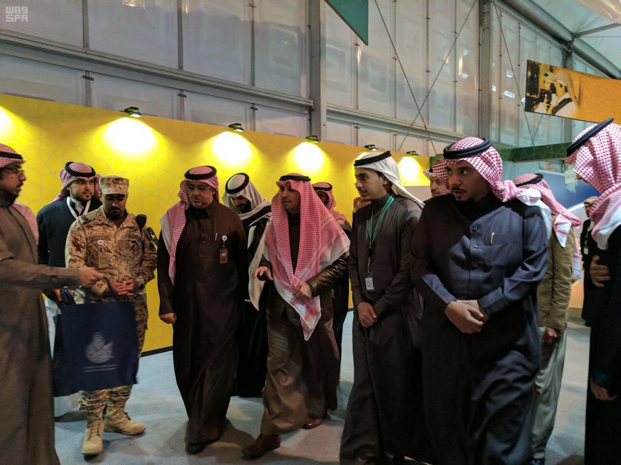 وزير العمل والتنمية الاجتماعية يزور القافلة التعريفية لمعرض الملك عبدالله “قيم وحكمة”