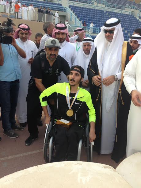 تتويج منتخب جامعة الملك خالد بالميدالية الذهبية في بطولة سباق 100 متر حركي