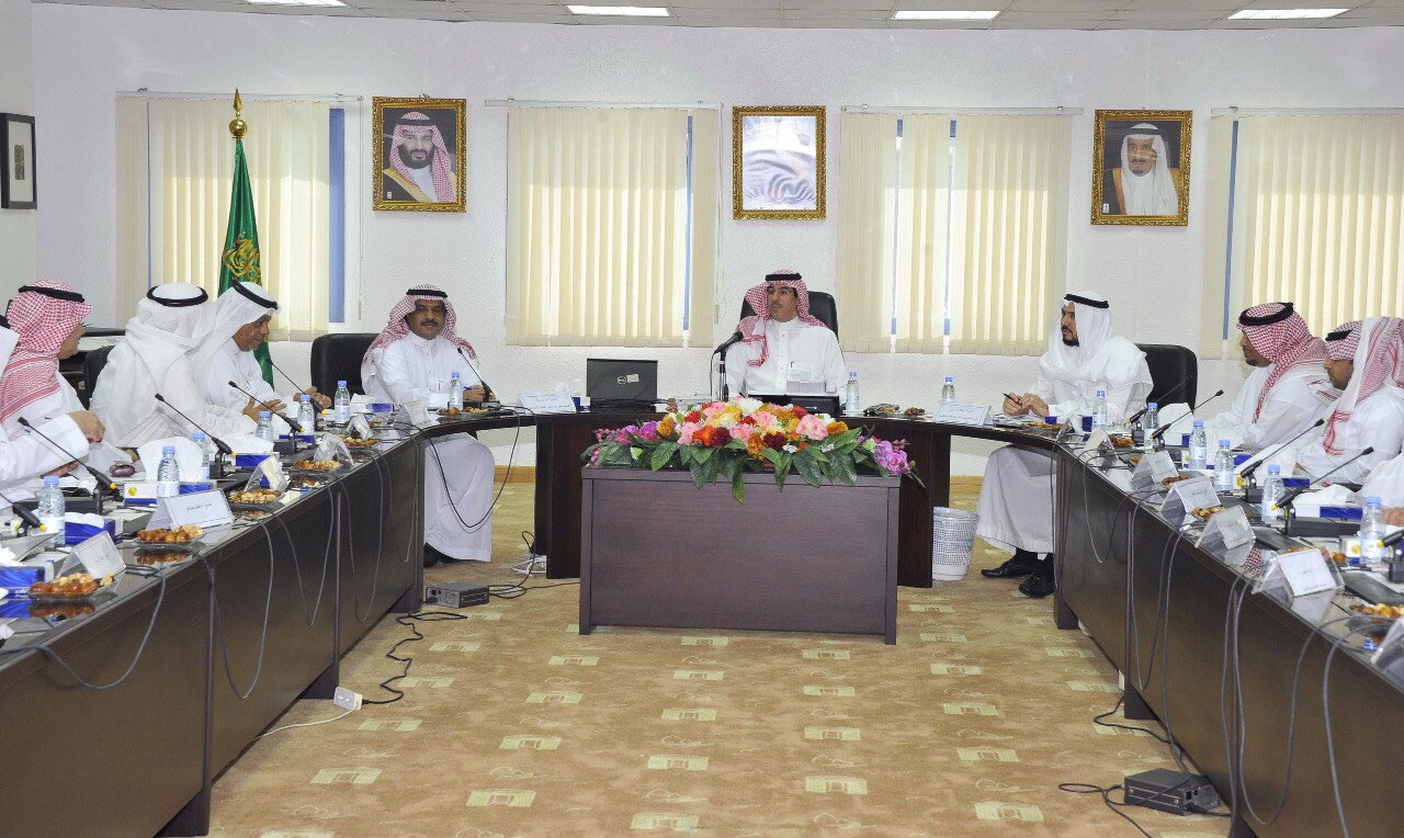 بالصور.. وزير الثقافة والإعلام يبحث فرص الاستثمار مع رجال الأعمال في جدة