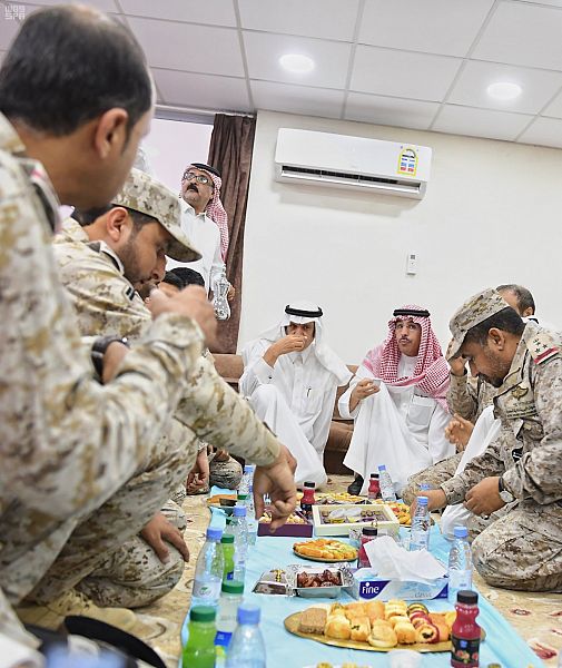 بالصور.. تفاصيل زيارة وزير الثقافة والإعلام للجنود المرابطين في الحد الجنوبي