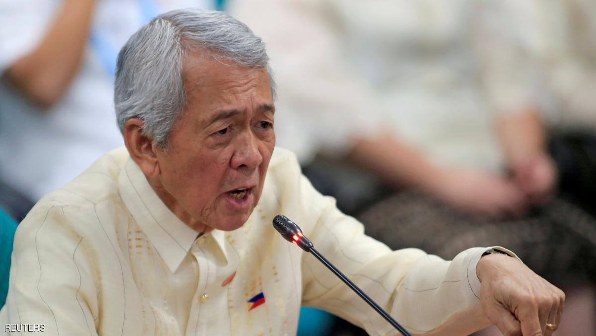 لماذا أطاحت حكومة الفلبين بوزير الخارجية المقرب من الرئيس؟