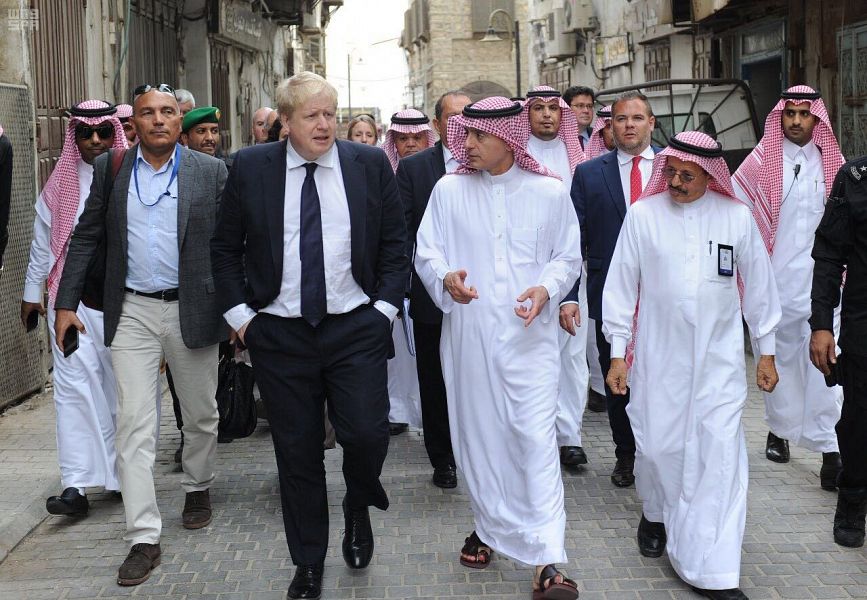 بالصور.. الجبير يصطحب وزير خارجية بريطانيا في جدة التاريخية