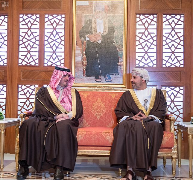 الأمير عبدالعزيز بن سعود بن نايف يبحث العلاقات الثنائية مع وزير الداخلية العماني بمسقط