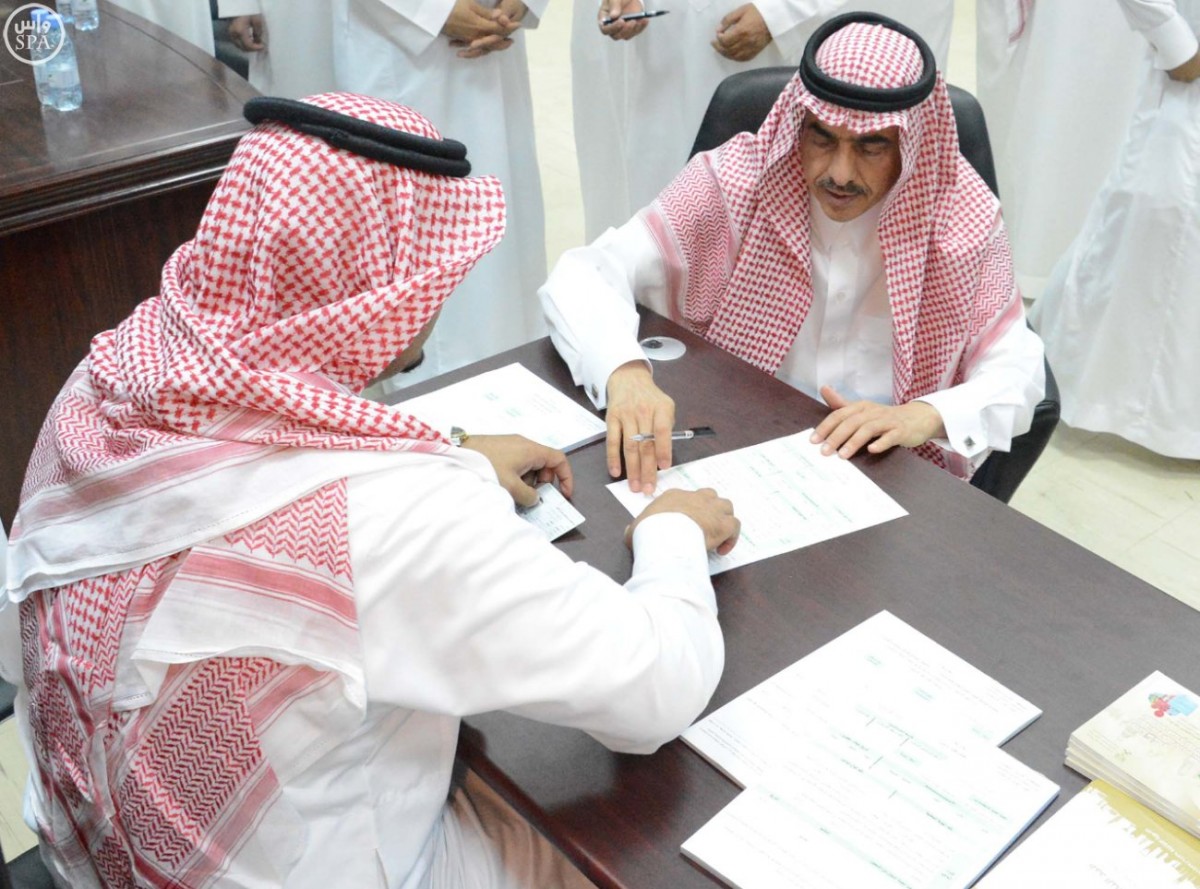 وزير البلديات يقيّد اسمه كناخب في #الرياض