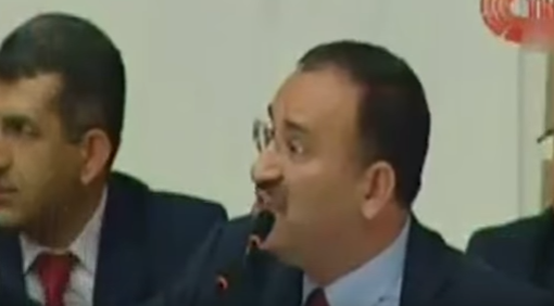 شاهد.. وزير العدل التركي يهاجم نائباً دافع عن الأسد
