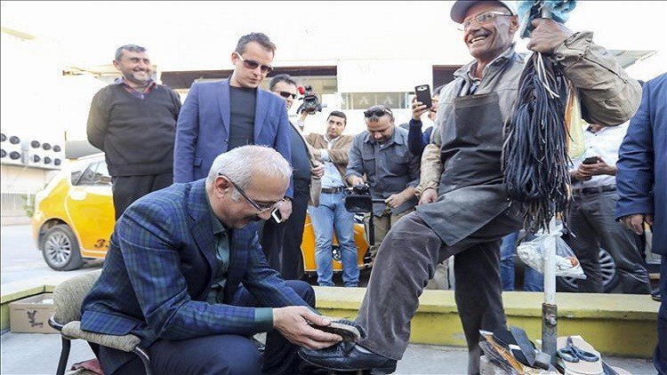 وزير تركي يلمع حذاء مواطن!