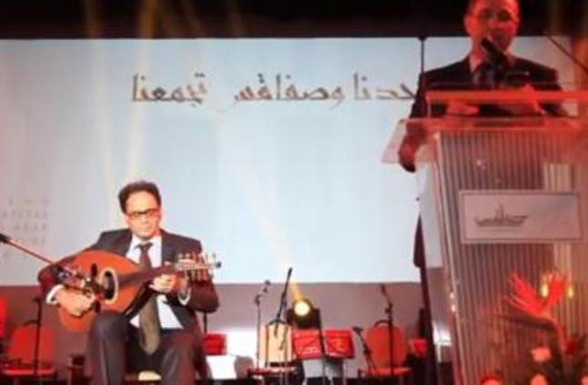 شاهد.. وزير جزائري يقرأ شعراً ونظيره التونسي يعزف له العود