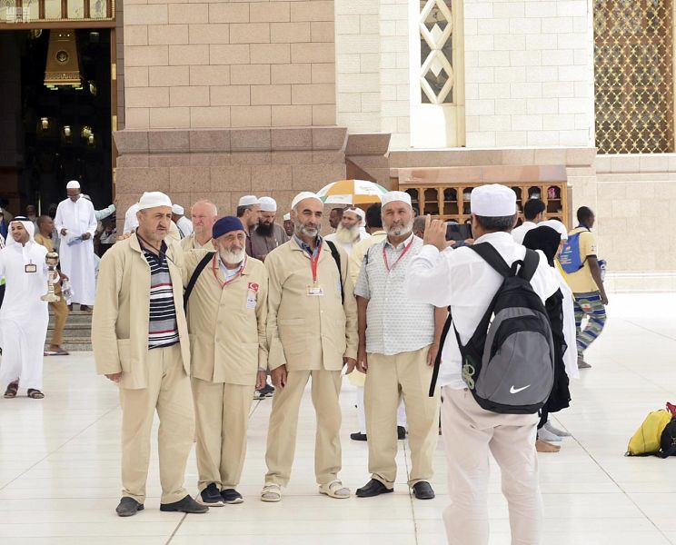 بالصور.. وسائل التواصل تنقل مشاعر الحجاج من ساحات المسجد النبوي إلى العالم 