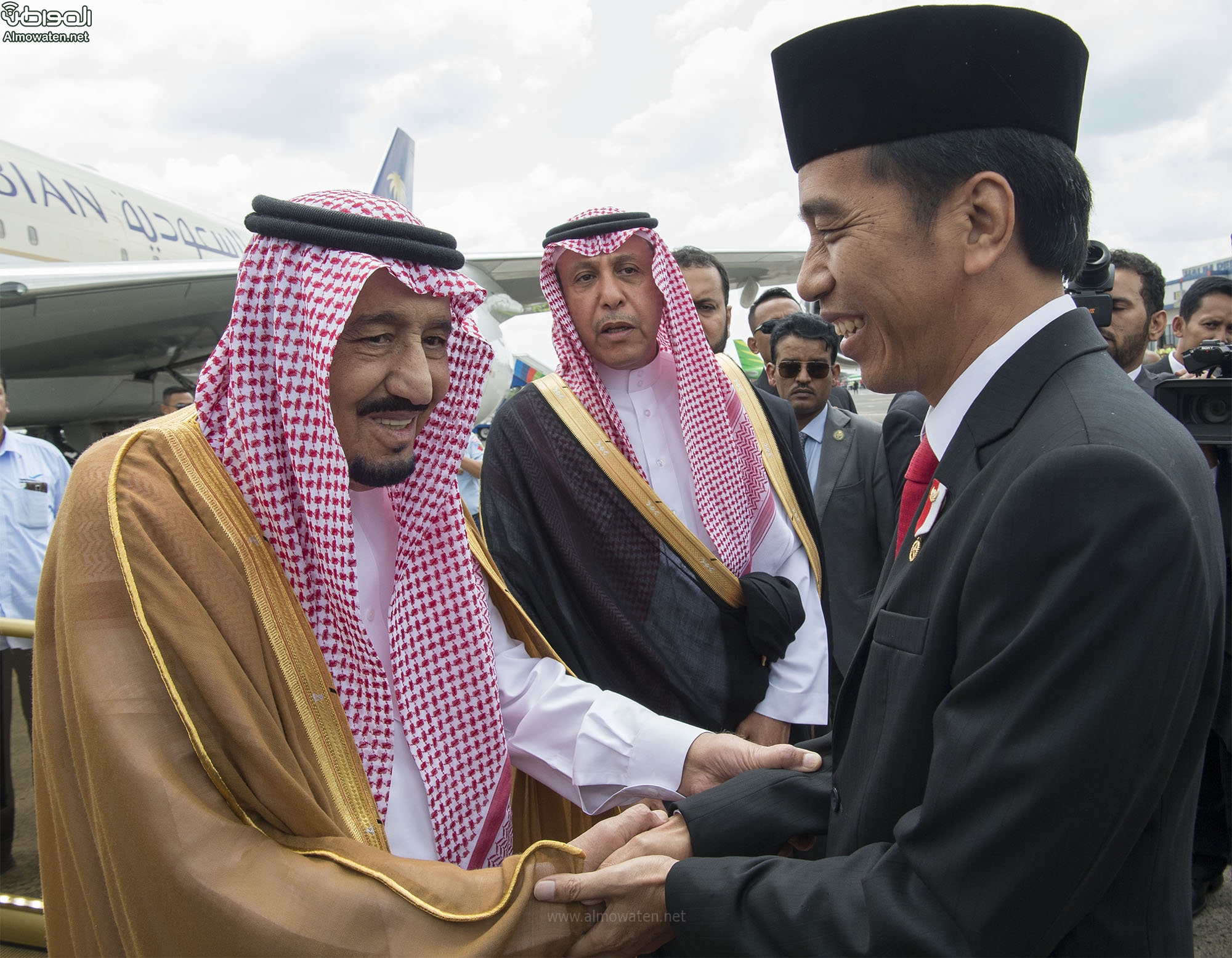 بالصور .. رئيس إندونيسيا في مقدمة مستقبلي الملك سلمان بمطار جاكرتا