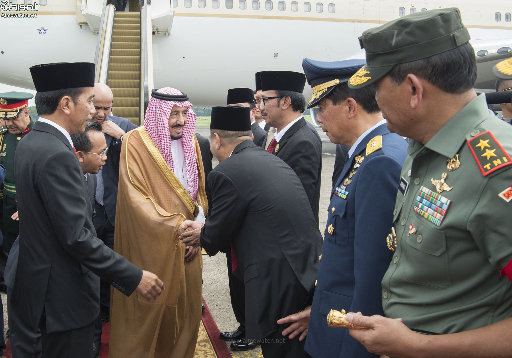 بالفيديو.. تكبير وتهليل لحظة مرور موكب الملك سلمان في إندونيسيا