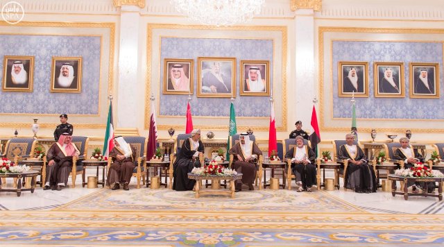 شاهد بالصور .. الملك سلمان في مقدمة مستقبلي قادة الخليج في مطار قاعدة الرياض الجوية ‫