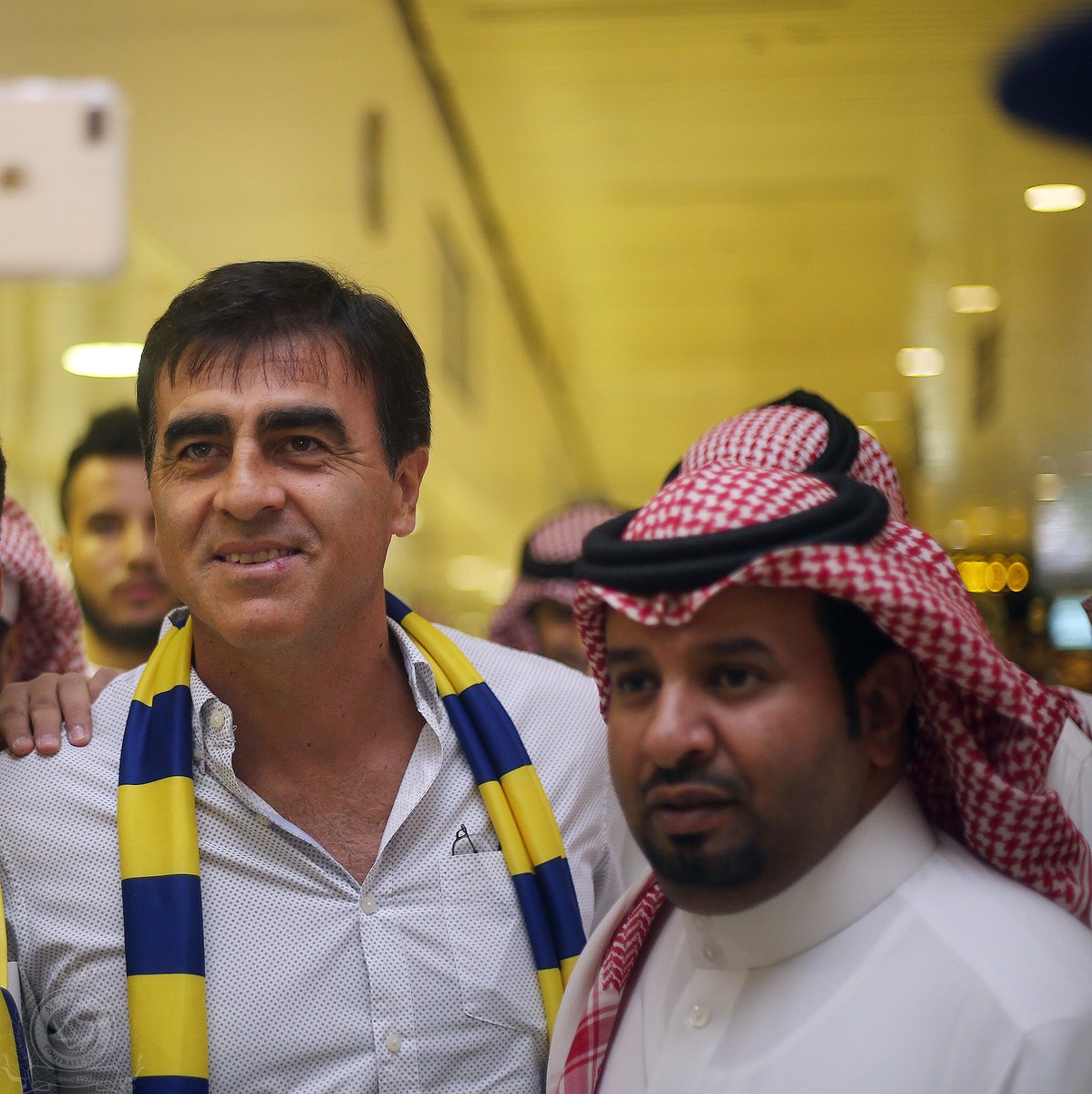 بالصور.. مدرب النصر جوستافو كوينتيروس يصل الرياض