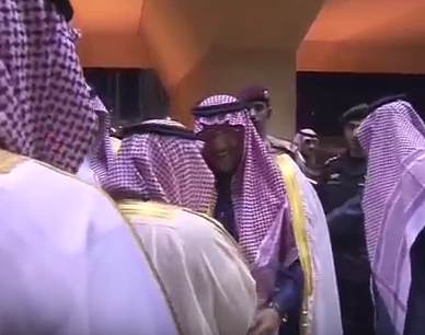 ‫شاهد بالفيديو .. لحظة وصول #ولي_العهد إلى استاد الملك فهد‬