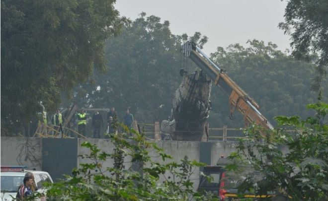 وفاة 10 أشخاص في تحطم طائرة اصطدمت بحائط في #الهند (1)