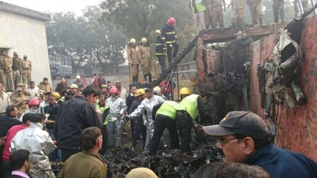 شاهد.. وفاة 10 أشخاص في تحطم طائرة اصطدمت بحائط في #الهند
