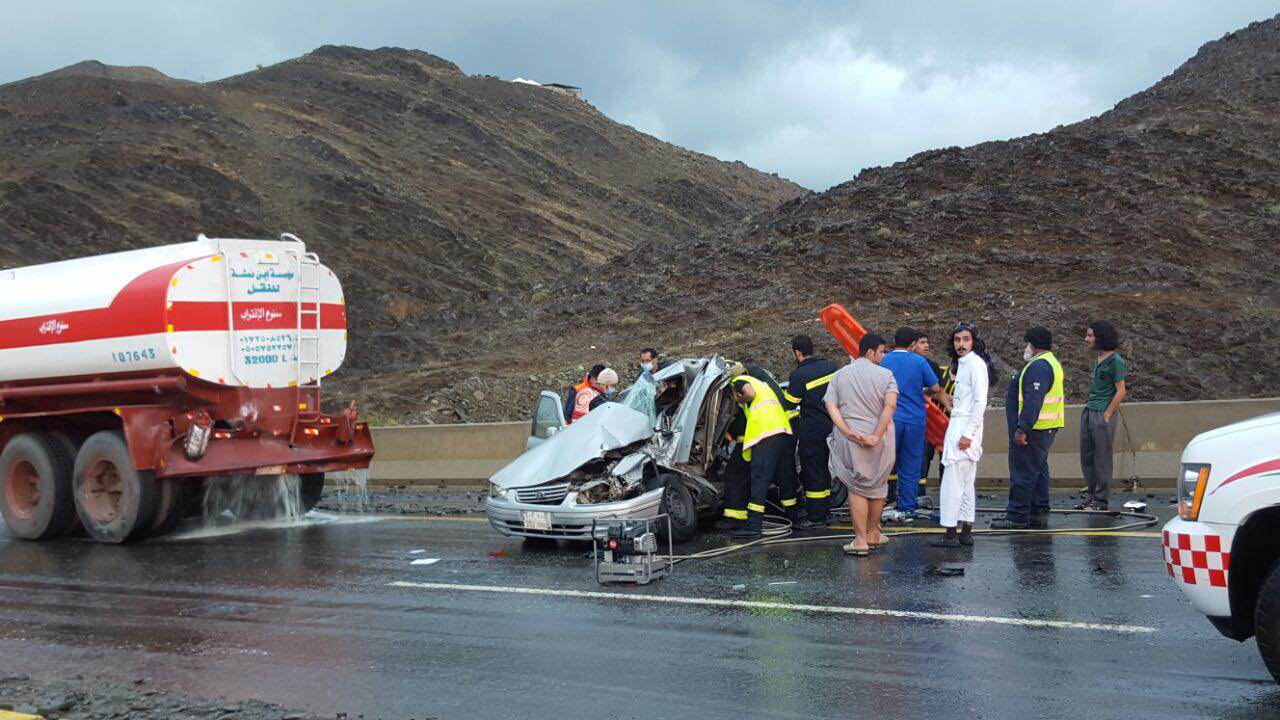 وفاة شخص وإصابة آخر في حادث تصادم مروع بـ #أبها