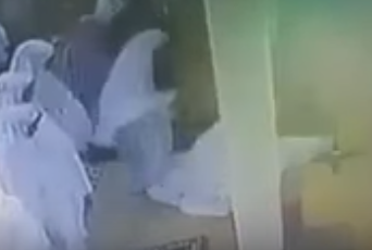 بالفيديو.. وفاة سيدة خلال صلاة التَرَاوِيح في سنغافورة
