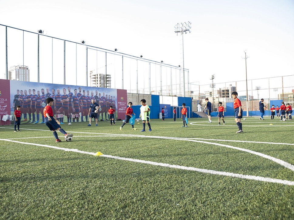 بالصور.. “وقت اللياقة” تُطلق تدريبات مدرسة برشلونة لكرة القدم