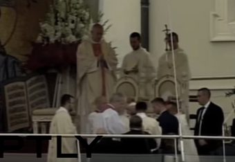 بالفيديو.. لحظة وقوع بابا الفاتيكان على الأرض