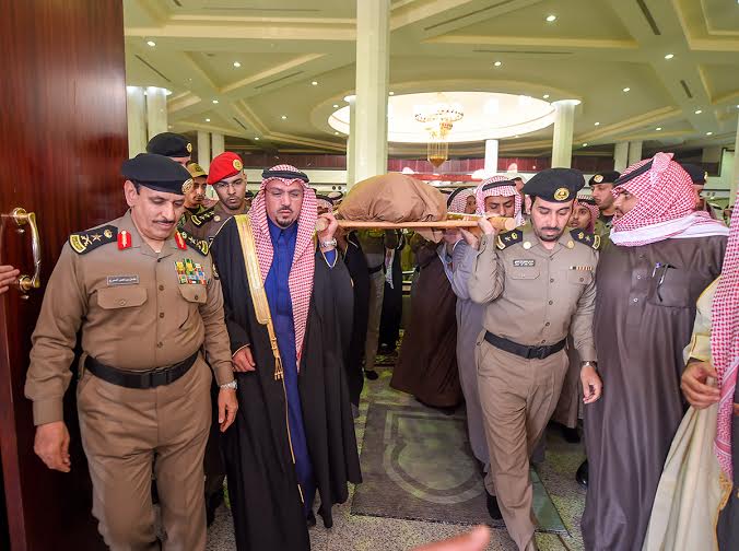 بالصور.. أمير #القصيم والمحرج يؤديان الصلاة على شهيد الوطن الرشيدي‎