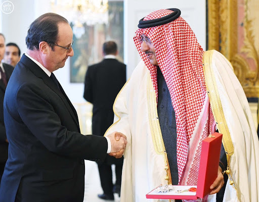 الرئيس الفرنسي يستقبل ولي العهد ويقلده وسام جوقة الشرف الوطني