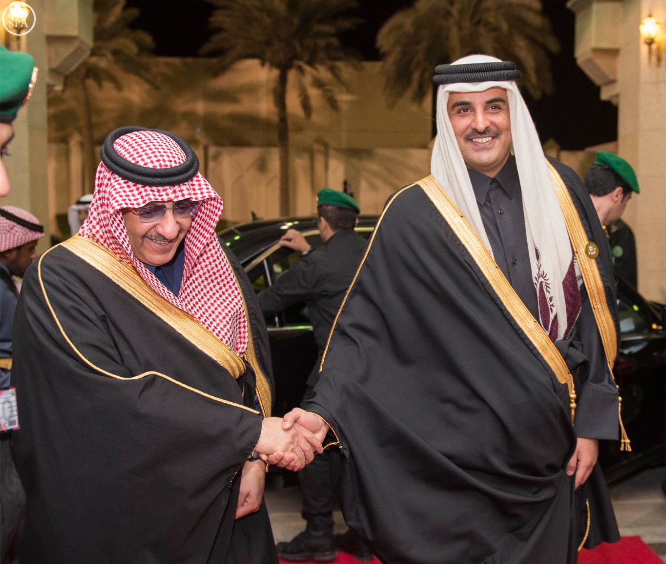 أمير قطر يشيد بدعوة السعودية للفصائل السورية