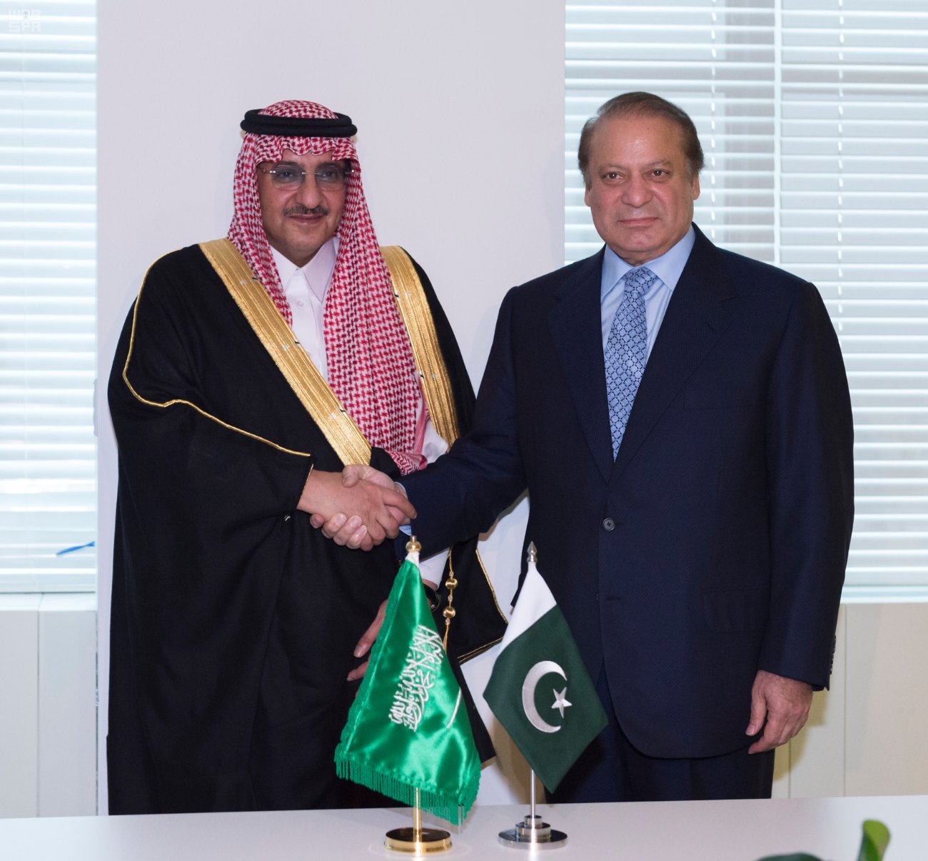 ولي العهد يناقش سُبل تطوير العلاقات الثنائية مع رئيس وزراء باكستان