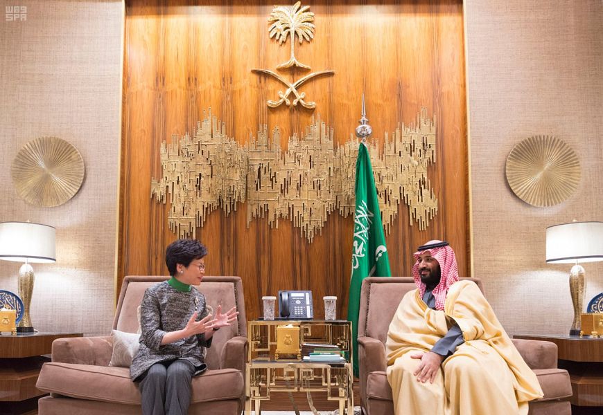 ولي العهد يستعرض العلاقات الثنائية مع رئيسة وزراء هونج كونج