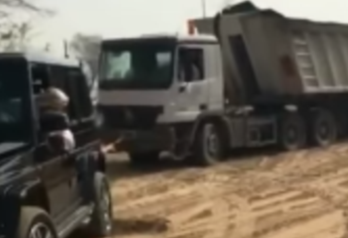 بالفيديو.. ولي عهد دبي يساعد سائق شاحنة