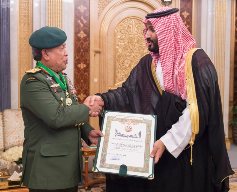 ولي ولي العهد يقلد القائد العام للقوات المسلحة الماليزية وسام الملك عبدالعزيز 1