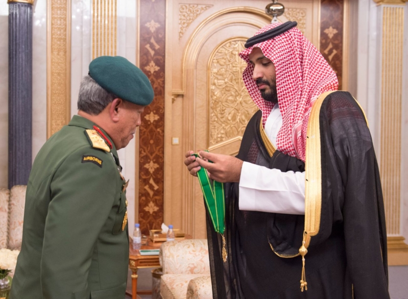 ولي ولي العهد يقلد القائد العام للقوات المسلحة الماليزية وسام الملك عبدالعزيز 5