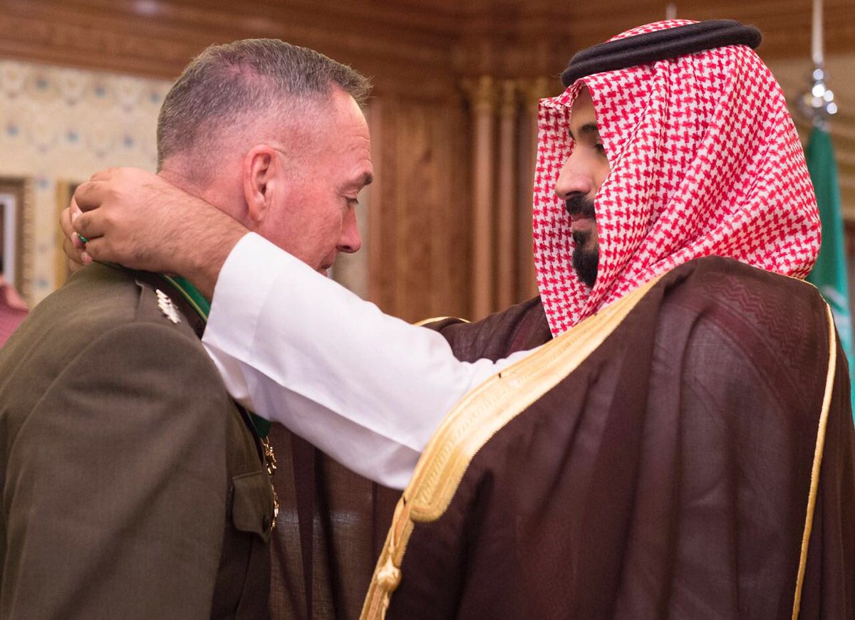 #عاجل .. بأمر الملك .. #ولي_ولي_العهد يقلد رئيس الأركان الأمريكي وسام الملك عبدالعزيز
