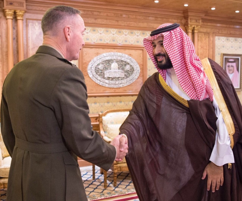 ولي ولي العهد يقلد رئيس هيئة الأركان الأمريكية وسام الملك عبدالعزيز3